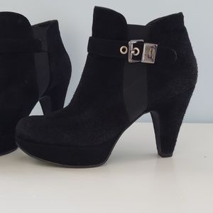 elegant 'Subside' STUART WEITZMAN Black Suede Ankle Boot, size 6, pre-owned